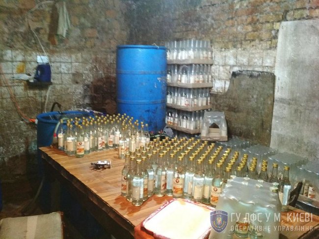 Незаконная продажа фальсифицированной водки, изготовленной в подпольном цехе, остановлена в Киеве, - ГФС 09