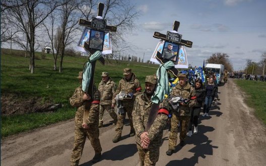 На Кіровоградщині попрощалися з братами-захисниками Олегом і Костянтином Залізняками, які загинули з різницею в один день. ФОТОрепортаж