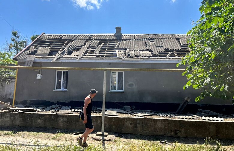 Наслідки ворожих обстрілів Херсонщини: пошкоджені завод, школа, житлові будинки, поранено шість поліцейських 03