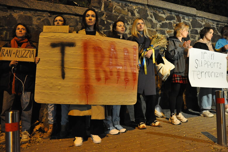 Russia+Iran new axis of evil: у Києві пікетували посольство Ірану через постачання зброї Росії 21