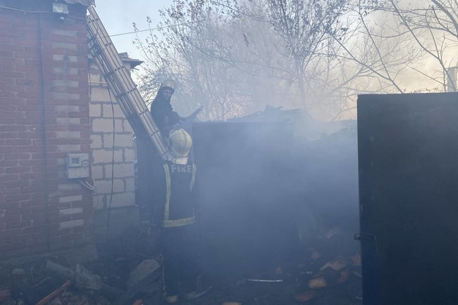 У Харкові загасили велику пожежу, що охопила житловий будинок і 4 забудови, - ДСНС 02 У Харкові загасили велику пожежу, що охопила житловий будинок і 4 забудови, - ДСНС 02
