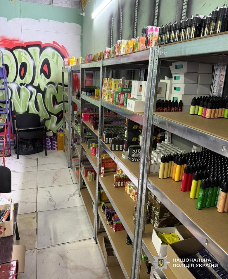 Правоохоронці провели масові обшуки у нелегальних точках продажу нікотинових сумішей та рідин у Дніпрі