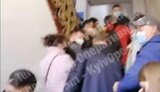 Киевляне выстаивают длинные очереди для получения спецпропусков на общественный транспорт. ВИДЕО