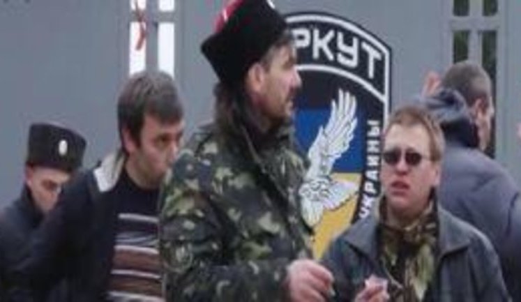 Симферопольцы вышли защищать "Беркут": "Мы против нацистов, которые правят в Киеве". ВИДЕО