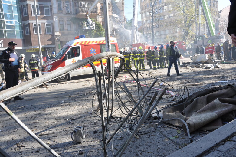 At site of kamikaze drone attack in Kyiv, rubble is being cleared 40