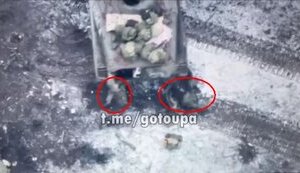 Российская БМП давит тела раненых россиян под Угледаром. ВИДЕО