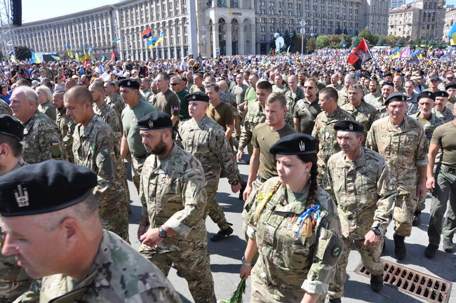 Давно не було таких теплих маршів: тисячі бійців пройшли центром столиці 12