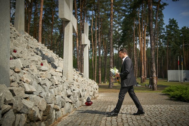Зеленський вшанував память жертв політичних репресій: Тоталітарна машина без коливань знищувала на своєму шляху людські життя і долі 03