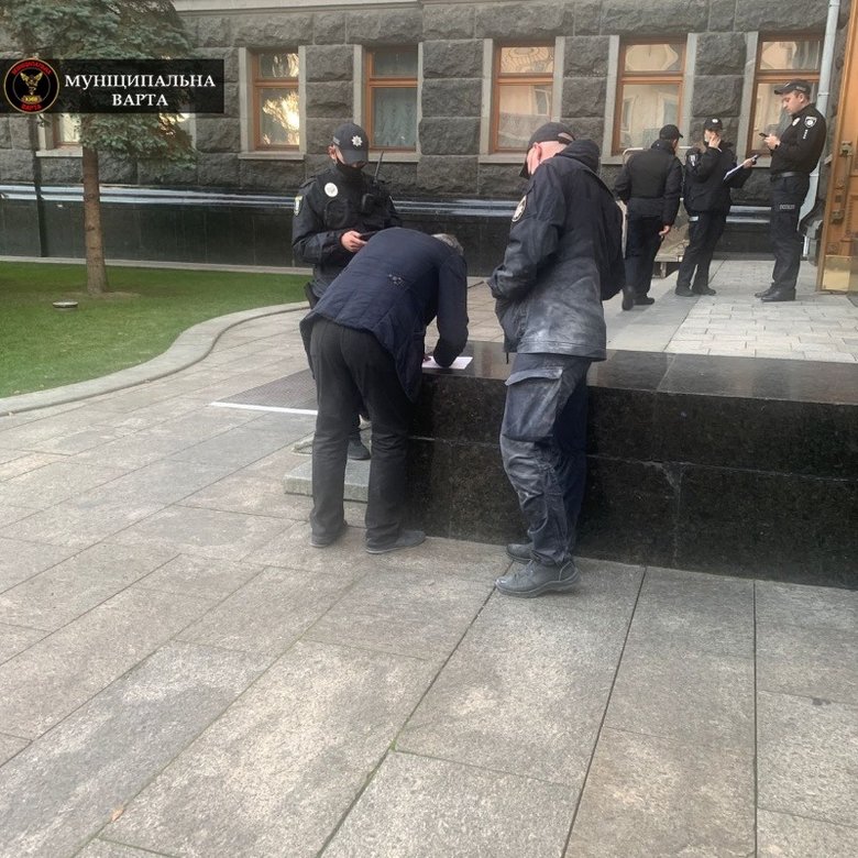Чоловік намагався підпалити себе в будівлі Офісу президента 03
