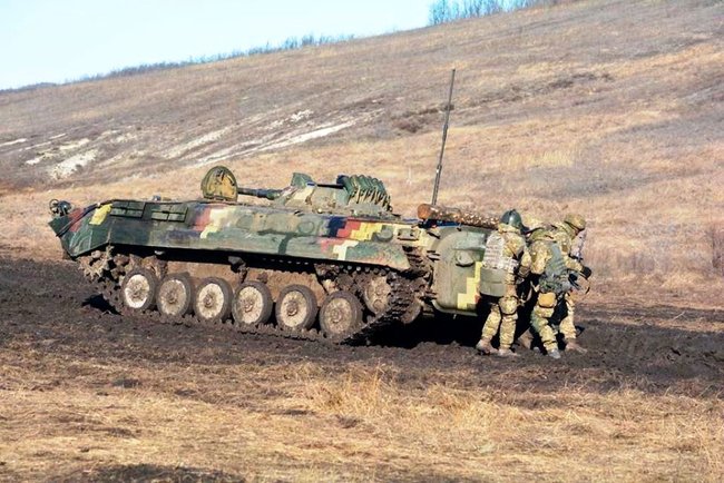 На Луганщине десантники 46-й ОДШБр отработали действия в обороне 04