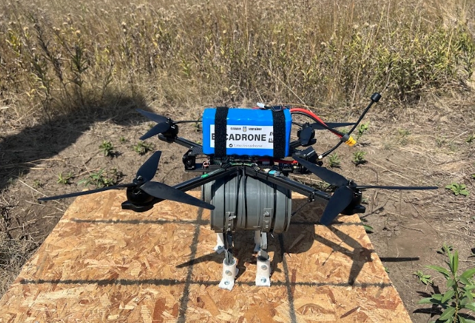 Виробник FPV-дронів Ескадрон: Поки ми не погодились на умови і не вжили заходів фінансового характеру, нас не впустили на митниці 06