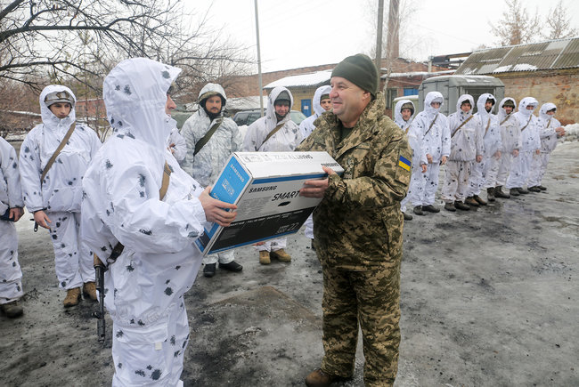 Полторак в зоне ООС вручил ведомственные награды и ценные подарки бойцам 58-й ОМПБр 05