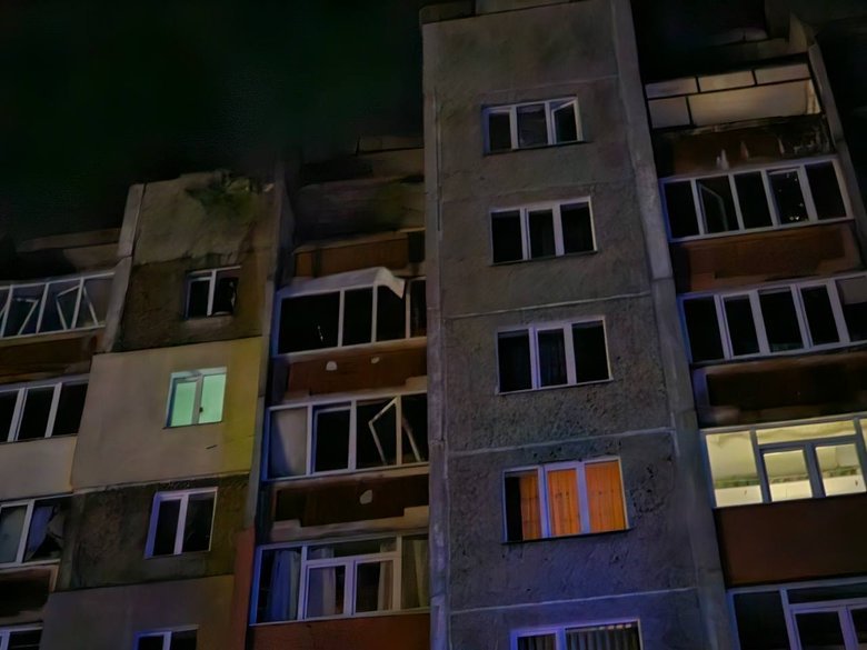 Російський безпілотник влучив у багатоповерхівку в Чернігові