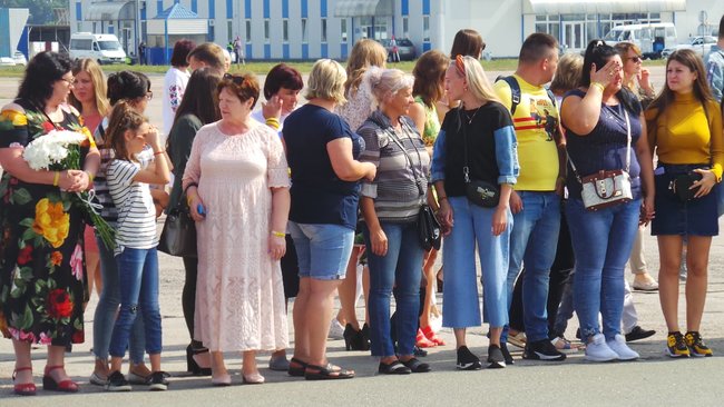 Родичі, журналісти, Зеленський, Баканов, Аваков у Борисполі чекають літака з українцями 01