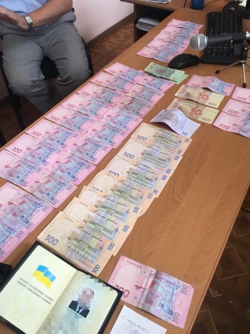 СБУ поймала на взятке в 20 тыс. грн и.о. председателя суда в Винницкой области 02