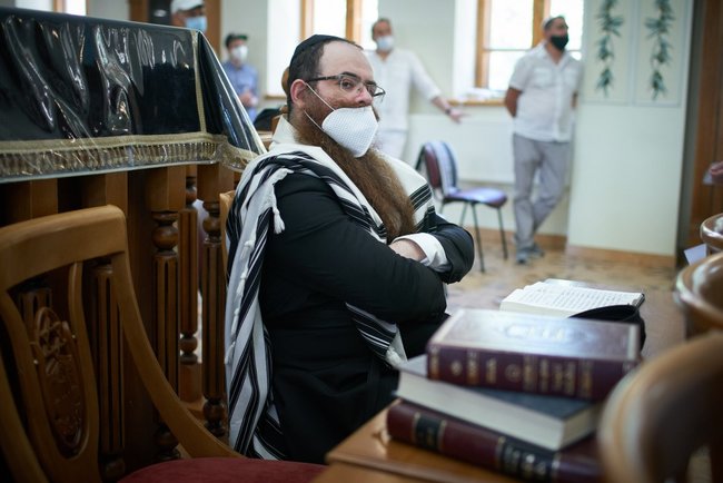 Зеленский посетил в Херсоне синагогу, которую в апреле пытались поджечь злоумышленники 04