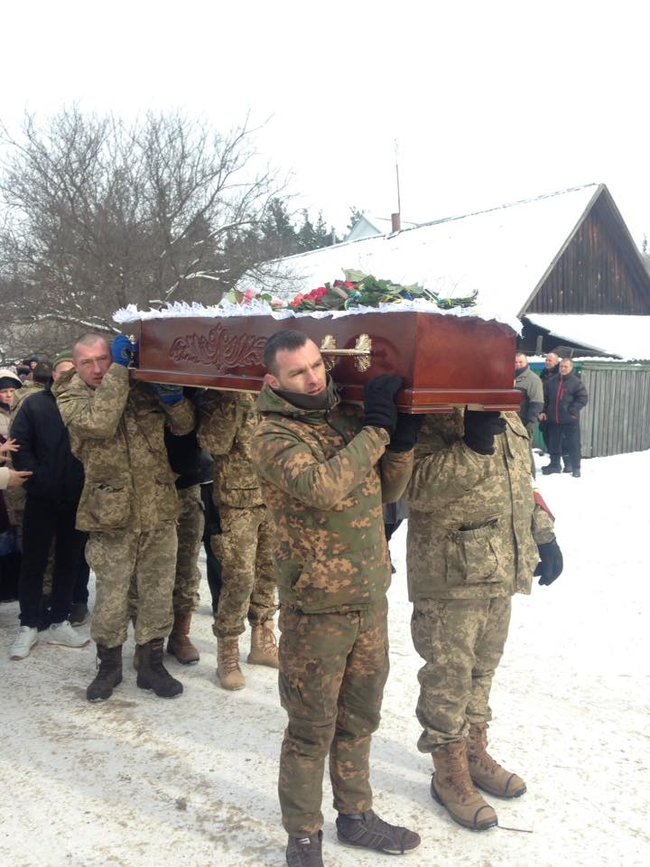 На Київщині провели в останню путь загиблого на Донбасі воїна Олександра Сивка 03