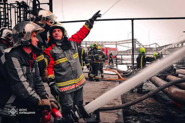 Пожежники третю добу намагаються загасити пожежу на Київщині