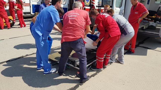 Борт із 24 пораненими українськими воїнами прибув до Одеси, троє - важких, - волонтер Танцюра 04
