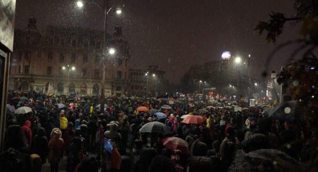 Десятки тисяч жителів Румунії вийшли на антикорупційні протести. 11