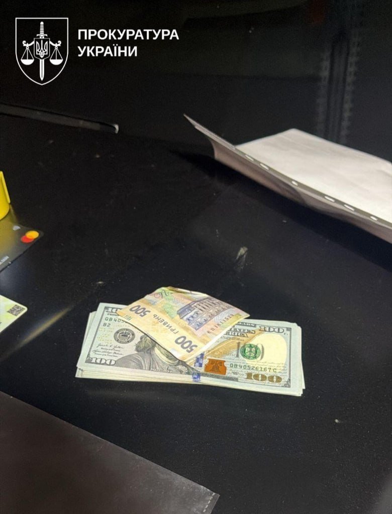 Працівник СБУ попався на хабарі у 34 тисячі доларів
