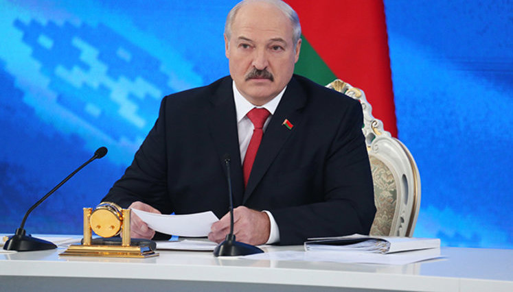 Лукашенко пообещал ответ России за запрет белорусского молока