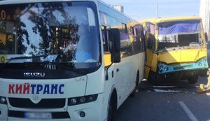 ДТП за участю двох маршруток у Києві: серед травмованих - дитина. ФОТО