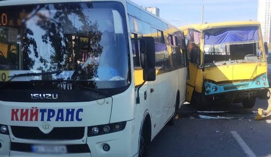 ДТП за участю двох маршруток у Києві: серед травмованих - дитина. ФОТО