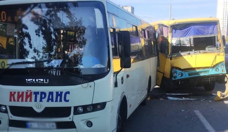 ДТП за участю двох маршруток у Києві: серед травмованих - дитина. ФОТО