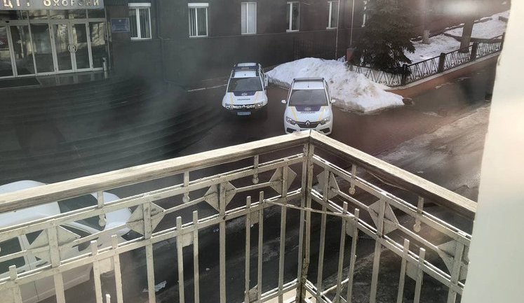 До офісу "Фундації DEJURE" намагаються потрапити співробітники Нацполіції: "Це відбувається за день до акції "Справедливість Стерненку - справедливість усім". ФОТО