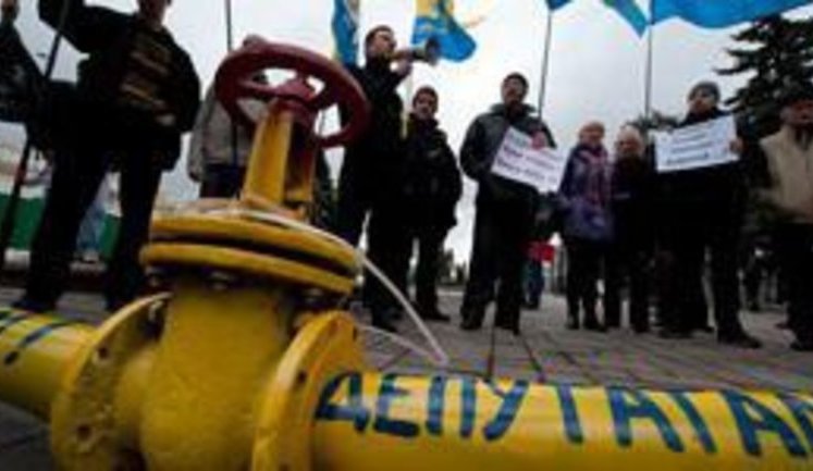 "Труба депутатам": под Радой протестовали против продажи украинской ГТС. ФОТОрепортаж