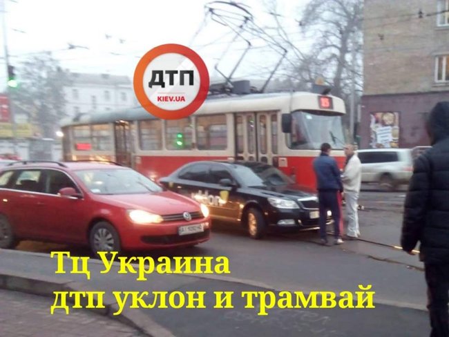 Трамваи и троллейбусы в Киеве сбились с графика из-за нескольких ДТП 01