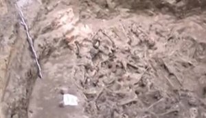 "Отобрали "бытовушников" и малолеток. Остальных забросали гранатами и расстреляли с вышек", - в Луцке нашли останки узников НКВД. ВИДЕО