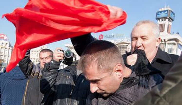 Коммунисты идут на Майдан. Националисты рвут красные флаги и бросаются яйцами. Первых уже унесли...