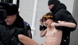 Обнаженные "Фемен" ворвались в Раду. ФОТОрепортаж (обновлено)