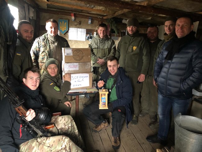 Пластуны передали Вифлеемский огонь воинам на передовой 03