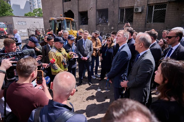 Дипломати відвідали місце удару по будинку в Києві