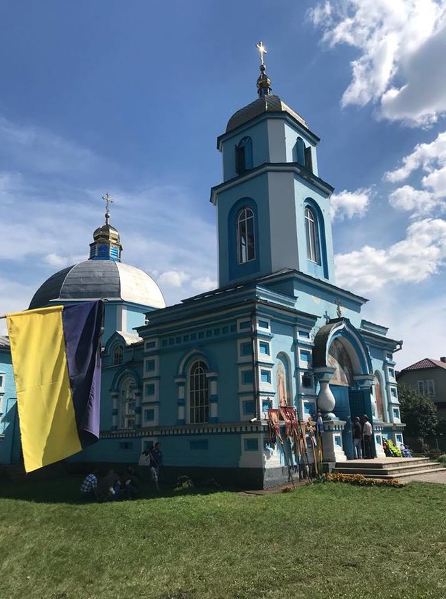 Храм розбрату: Віряни села на Рівненщині моляться в гаражі, доки триває війна церков 22