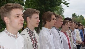 Вишиванки і прапор України: На українському Донбасі відбулося свято останнього дзвоника. ФОТОрепортаж