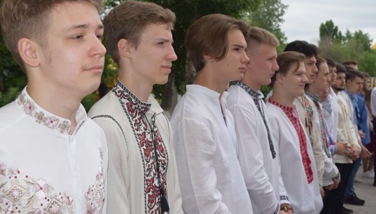 Вишиванки і прапор України: На українському Донбасі відбулося свято останнього дзвоника. ФОТОрепортаж