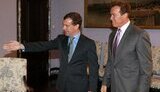 Медведев покатал Шварценггера на &amp;quot;Чайке&amp;quot; и показал ему тренажерный зал. ФОТОрепортаж.