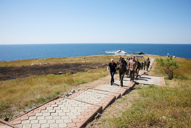 Zelenskyi watches military exercises in Mykolaiv region 08