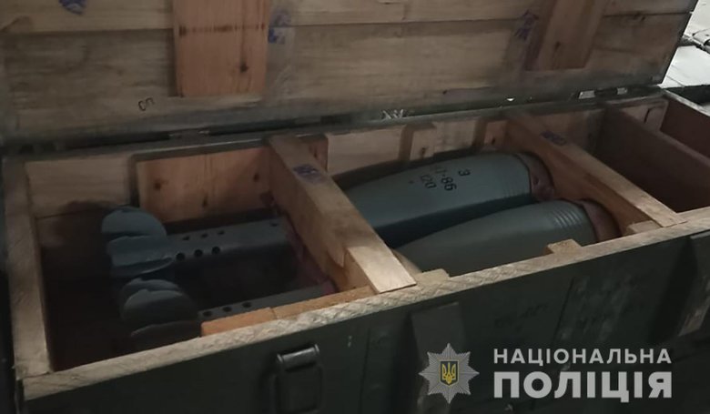 На Чернігівщині виявили покинутий росіянами склад боєприпасів - 65 запакованих ящиків та 210 мін калібру 120 мм 05