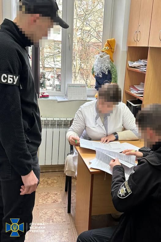 Офтальмологи допомагали виїхати за кордон