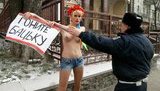 "Гоните Бацьку" - "Ищите Олесю!" Femen своеобразно поддержали белорусов... ФОТОрепортаж