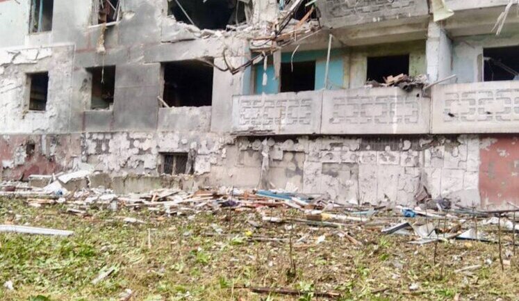 Рашисти вдарили КАБами та артилерією по Степногірську: загинула жінка, пошкоджено багатоповерхівку (оновлено). ФОТО