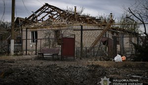 Росіяни 570 разів вдарили по 17 населених пунктах Запоріжжя: пошкоджено будинки та магазин. ФОТОрепортаж