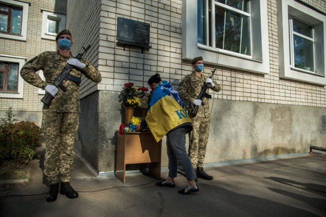 Меморіальну дошку загиблій у зоні ООС старшому солдату ЗСУ Ярославі Никоненко відкрили в Миргороді 06 Меморіальну дошку загиблій у зоні ООС старшому солдату ЗСУ Ярославі Никоненко відкрили в Миргороді 06