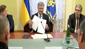 Порошенко подписал закон, приравнивающий пострадавших на Евромайдане к участникам боевых действий. ВИДЕО