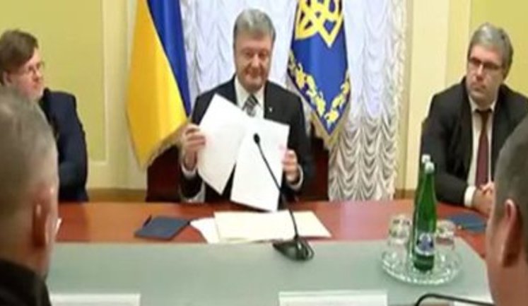 Порошенко подписал закон, приравнивающий пострадавших на Евромайдане к участникам боевых действий. ВИДЕО